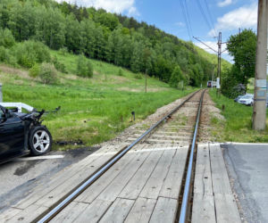Wjechał wprost pod pociąg i odbił się od lokomotywy! Nagłe hamowanie zapobiegło tragedii 
