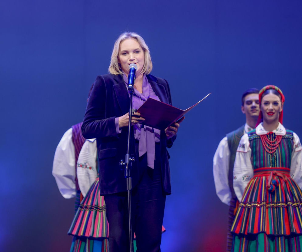 Dominika Chorosińska przy mikrofonie trzyma dokument. O incydencie w Sejmie przeczytasz na SE Polityka.