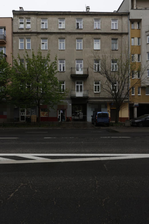 Tragedia w kamienicy w Warszawie. Ciało młodej kobiety przy klatce. Policja ujawnia szczegóły