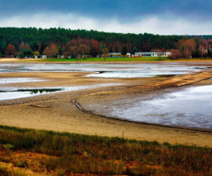 Rekordowo niski poziom wody w zalewie Brodzkim. Remont tamy i jazu Staszica w Brodach