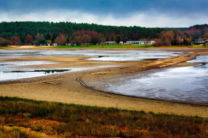 Rekordowo niski poziom wody w zalewie Brodzkim. Remont tamy i jazu Staszica w Brodach