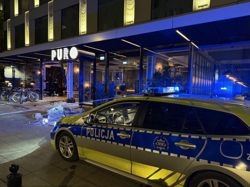 Warszawa. Totalna demolka. Audi wjechało w restaurację 