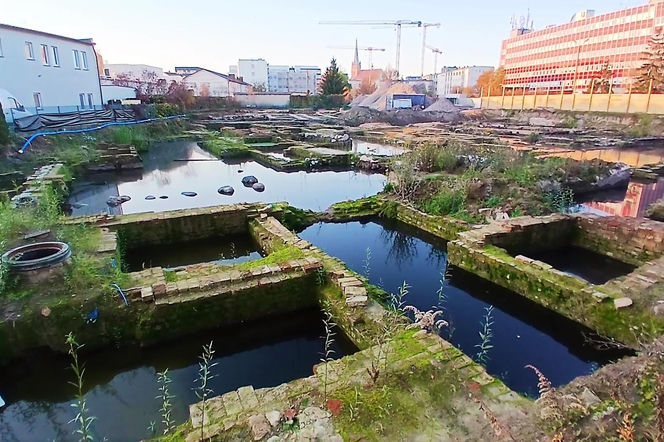 Fundamenty dawnych kamienic przy ul. Św. Floriana