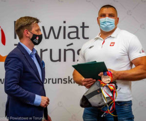 Sportowiec Piotr Kąkol z gminy Obrowo dumą regionu. Gratulacje posypały się w Starostwie Powiatowym