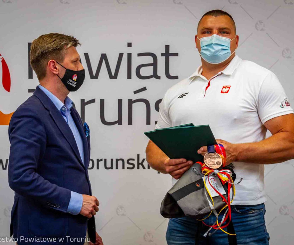 Sportowiec Piotr Kąkol z gminy Obrowo dumą regionu. Gratulacje posypały się w Starostwie Powiatowym
