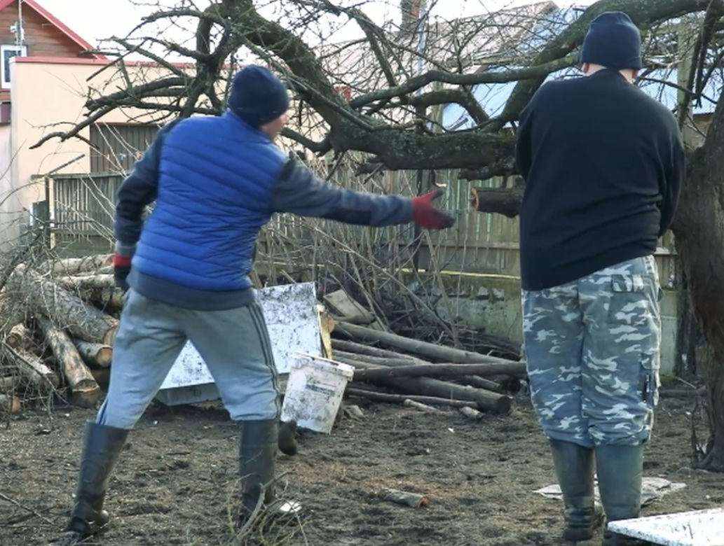 Rolnicy. Podlasie. Andrzej: "To wszystko poobcinaj! Na łyso zrób!". Porządkowanie podwórka w Plutyczach