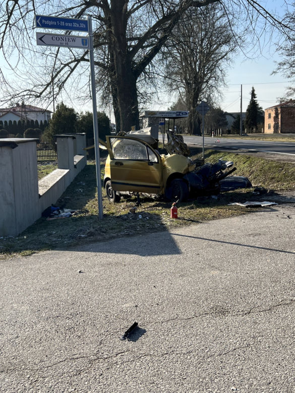 Makabryczny wypadek w Coniewie. Czołowo zderzyła się osobówka z ciężarówką. Nie żyje jedna osoba