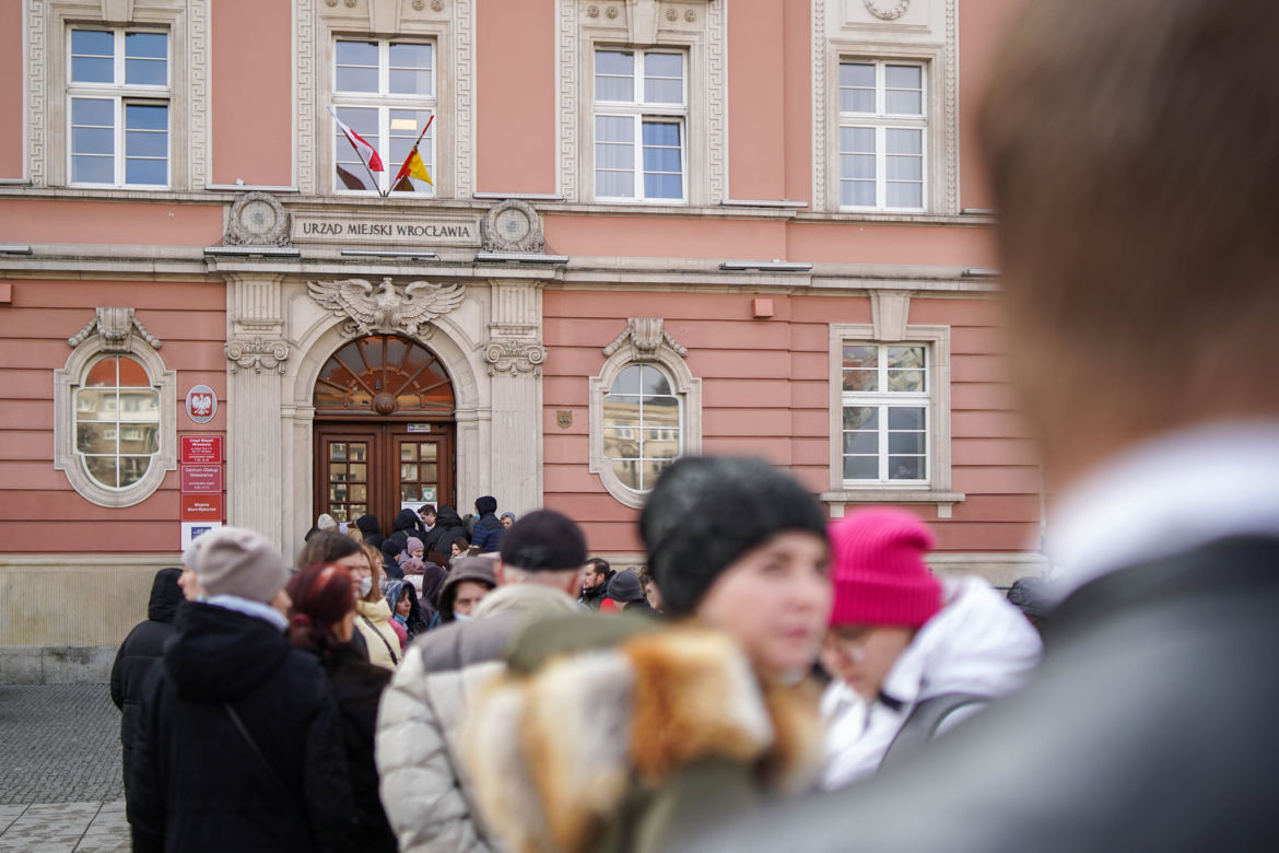 Wrocław. Potężne kolejki przed punktami, gdzie nadawane są PESELE