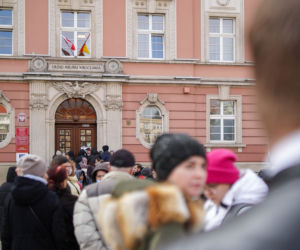 Wrocław. Potężne kolejki przed punktami, gdzie nadawane są PESELE