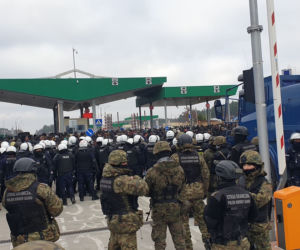 Tłumy migrantów gromadzą się przy przejściu granicznym w Kuźnicy [WIDEO, ZDJĘCIA]