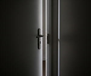 Przemoc wobec dziecka w Lęborku. Jakie tłumaczenia szokują policję i opinię publiczną?