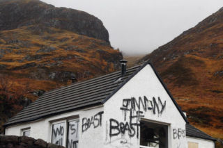 Spalili dom Jimmy'ego Savile'a! Żądają wyburzenia