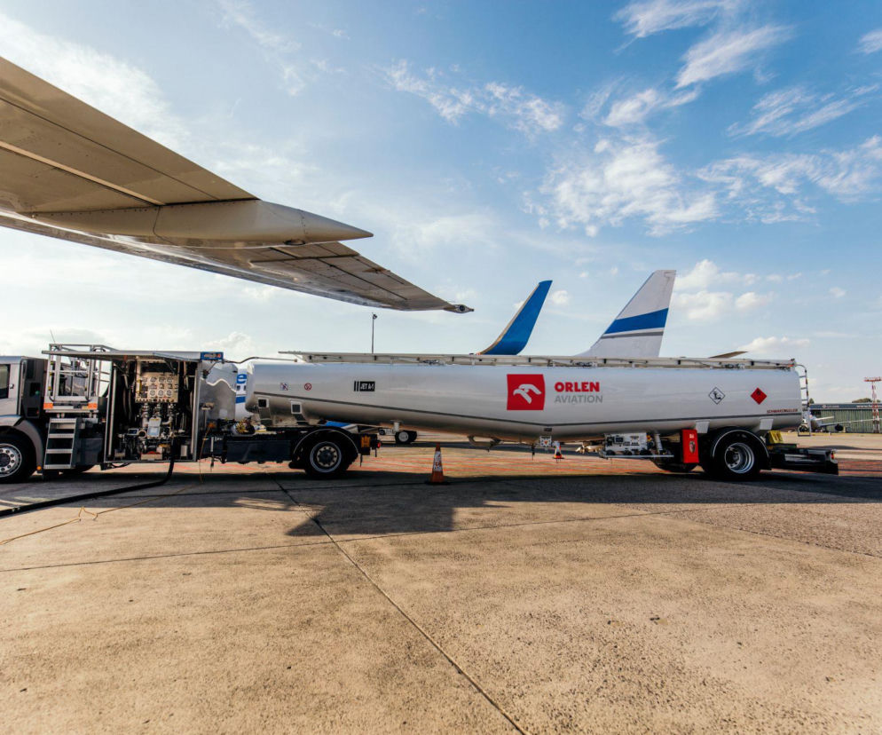 Cysterna paliwowa ORLEN Aviation z logiem firmy tankuje samolot na płycie lotniska, symbolizując ekspansję Orlenu w Czechach. Więcej o międzynarodowym rozwoju koncernu przeczytasz na Super Biznes.