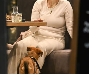 Monika Richardson z dzieckiem i pieskiem