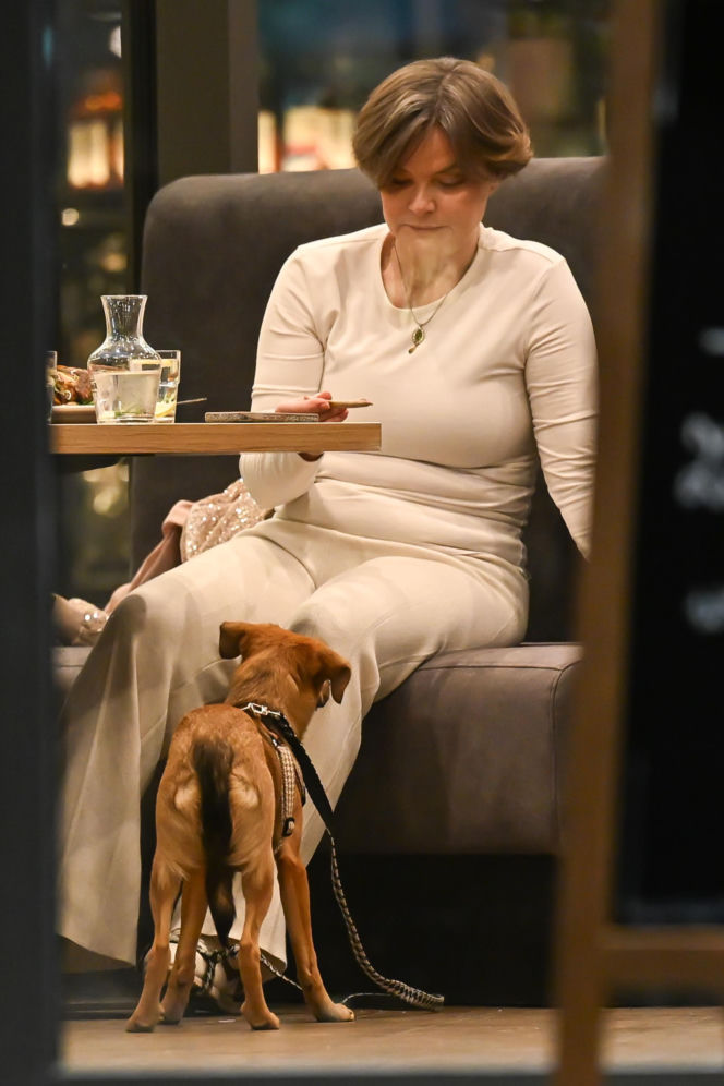 Monika Richardson z dzieckiem i pieskiem