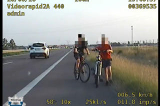 Dzieci na rowerach na S17