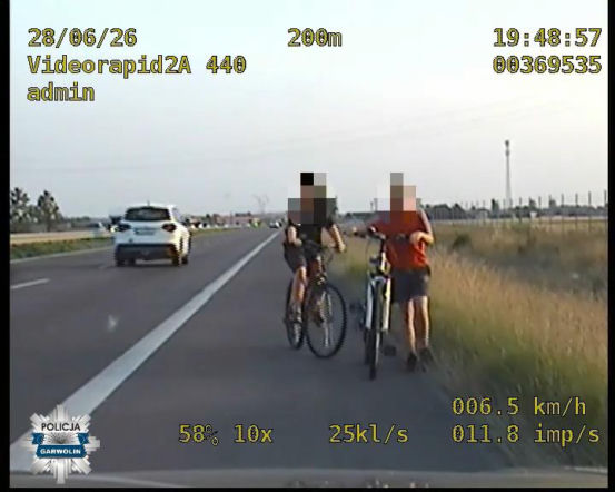 Dzieci na rowerach na S17