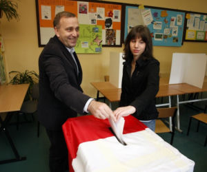 Grzegorz Schetyna głosuje w wyborach