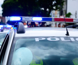 Był jedynym lekarzem, który mógł uratować życie młodej dziewczyny! Policja eskortowała go przez pół województwa