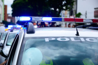 Był jedynym lekarzem, który mógł uratować życie młodej dziewczyny! Policja eskortowała go przez pół województwa