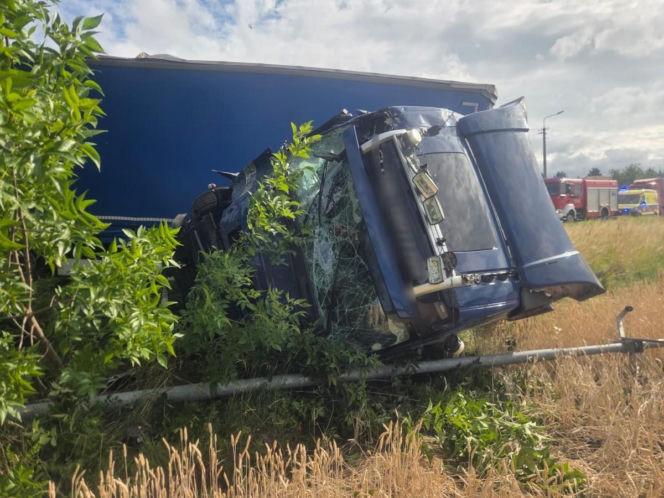Wjechał Fordem pod ciężarówkę i uderzył w Skodę. 20-latka zabrał śmigłowiec. Tragiczny finał