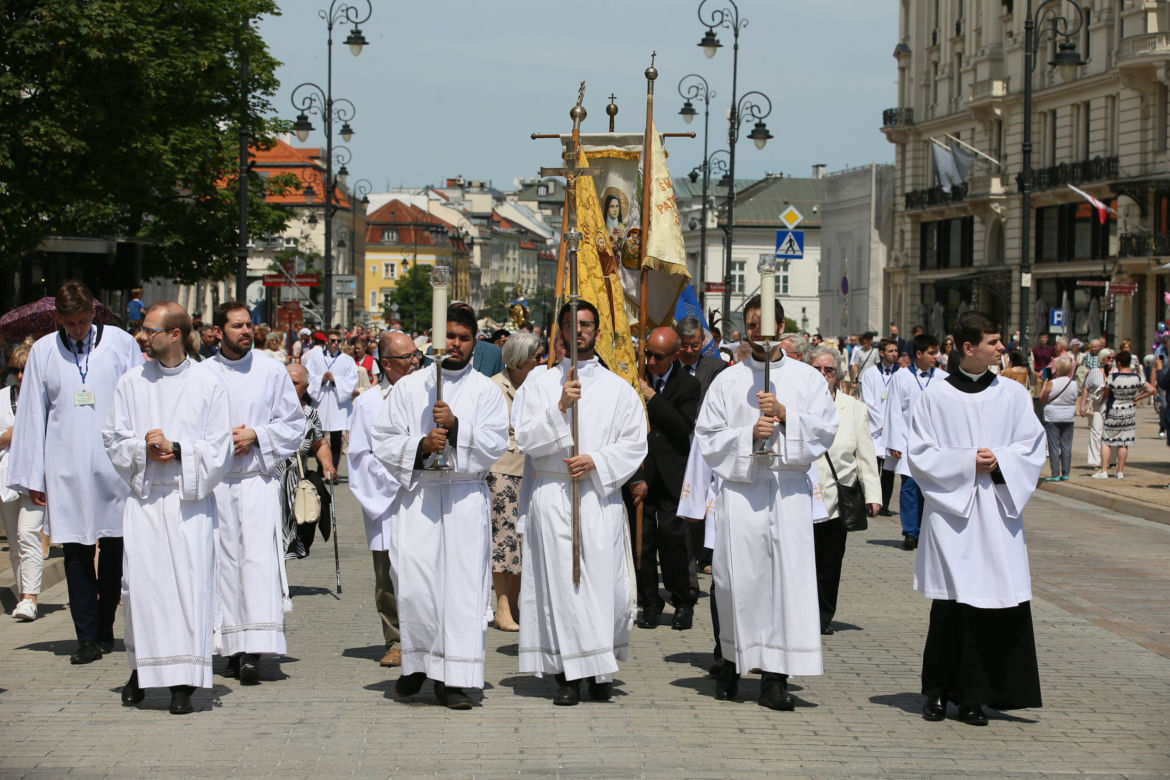 Centralna procesja Bożego Ciała w Warszawie. Ołtarze nawiązywały do wojny