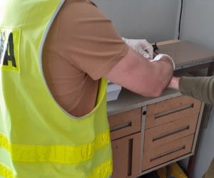 Poszukiwany mężczyzna rzucił się na policjantów z nożami