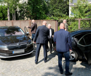 Jarosław Kaczyński jeździ Skodą Superb