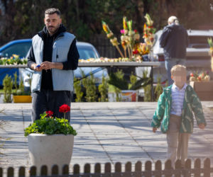 Rafał Maserak tańczący z palmami