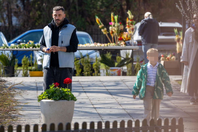 Rafał Maserak tańczący z palmami