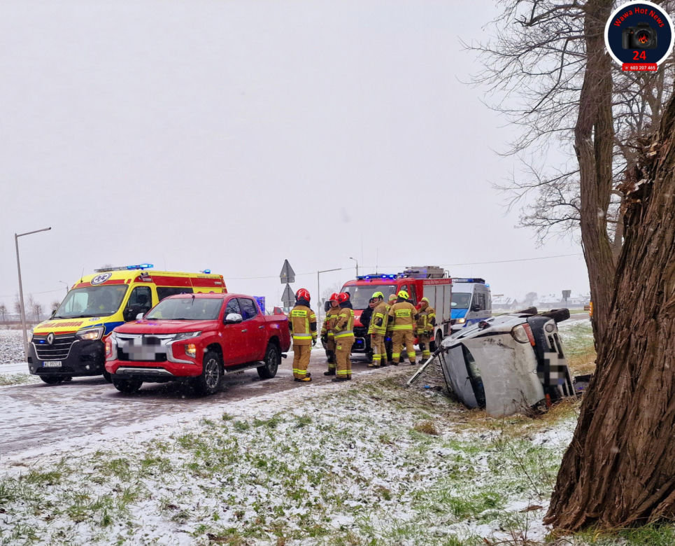 Makabryczny wypadek pod Warszawą. Osobówka dachowała na łuku drogi. Jedna osoba ranna