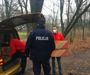 Policjanci wręczali bezdomnym paczki z ubraniami