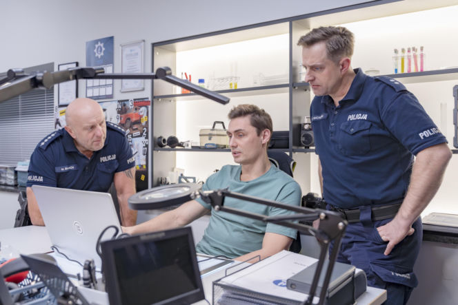 "Policjantki i Policjanci", odcinek 1392: Góral i Tamara próbują spędzić romantyczny wieczór. Ich plany burzy niespodziewane pojawienie się Jagny