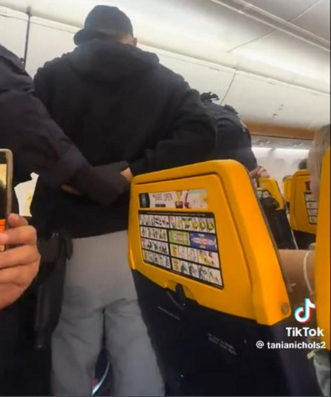 Bijatyka w samolocie! Wieczór kawalerski doprowadził do katastrofy. Zobacz wideo