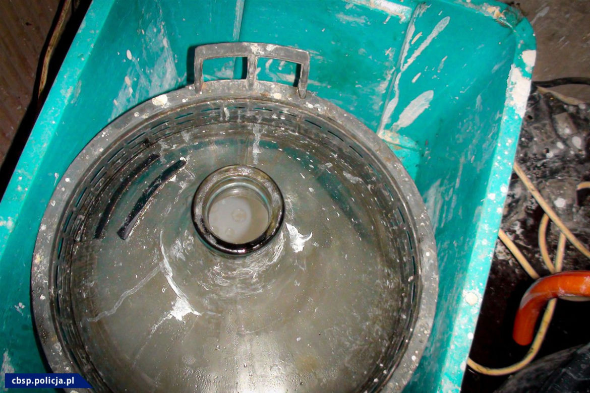 Potężna fabryka narkotyków pod Krakowem zlikwidowana. Wśród zatrzymanych dwaj "chemicy"