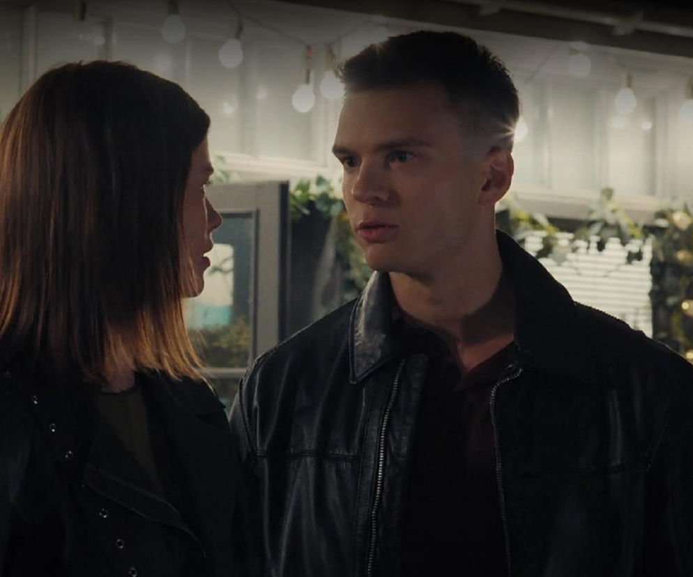 Majka (Matylda Giegżno) i Tomek (Chris Cugowski) stoją naprzeciwko siebie w scenie z serialu M jak miłość. Majka z brązowymi włosami i czarnej ramonesce, Tomek w skórzanej kurtce. Widoczne światełka na tle sugerują wieczorny klimat. Więcej o ich relacji na Super Seriale.