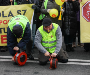 Protest ws. wariantów S7 przed siedzibą oddziału GDDKIA w Krakowie