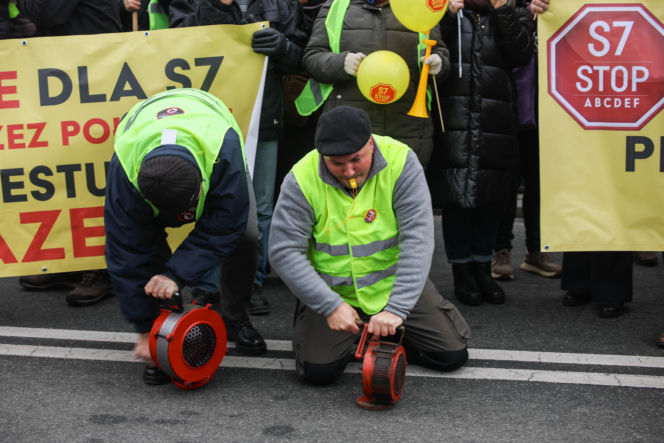 Protest ws. wariantów S7 przed siedzibą oddziału GDDKIA w Krakowie