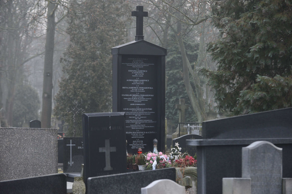 Tak wygląda grób ojca Kaczyńskich. Jest inny niż grób matki