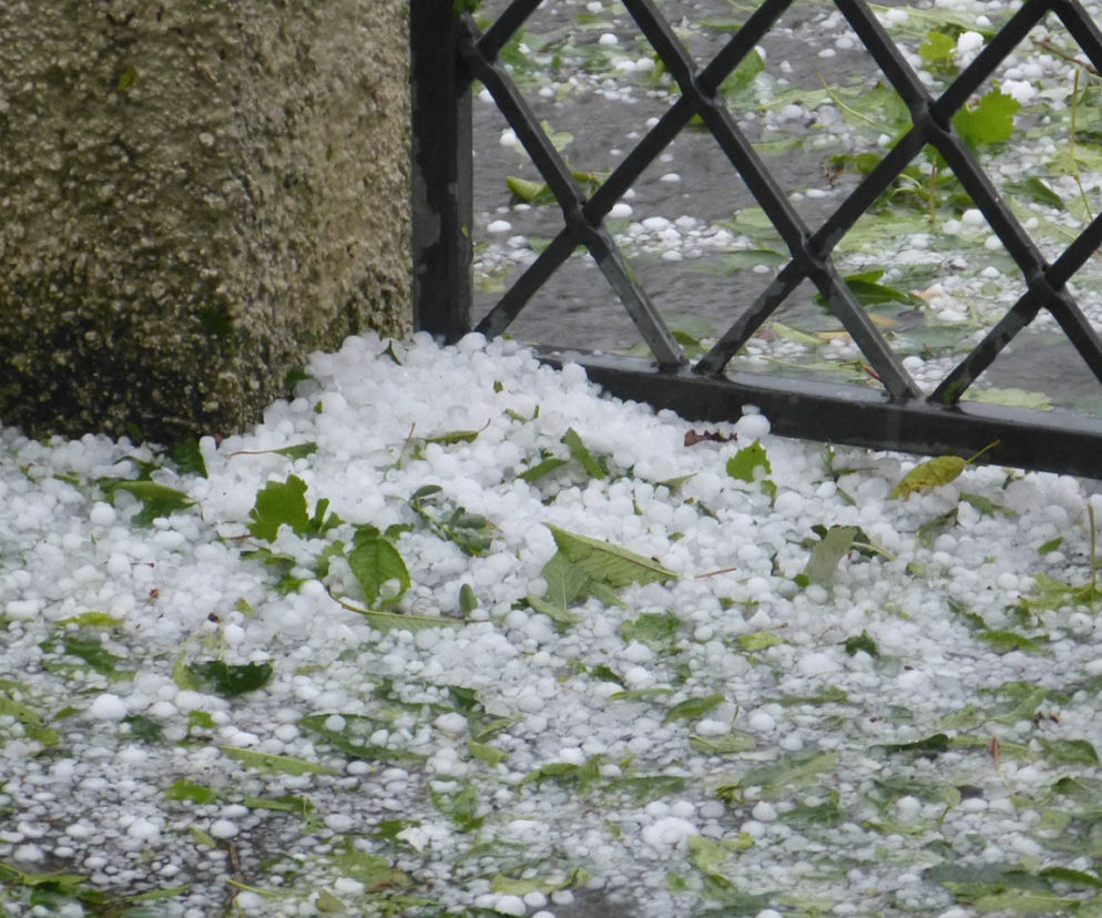 BURZE Z GRADEM nad Polską! Zagrożenie zdrowia i życia [OSTRZEŻENIA IMGW]