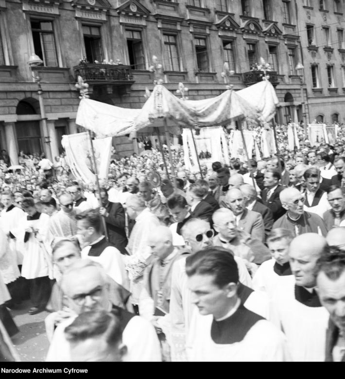 Uroczystość Bożego Ciała w Warszawie celebrowana przez Prymasa Polski kardynała Stefana Wyszyńskiego - 1957 rok
