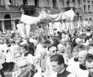 Uroczystość Bożego Ciała w Warszawie celebrowana przez Prymasa Polski kardynała Stefana Wyszyńskiego - 1957 rok