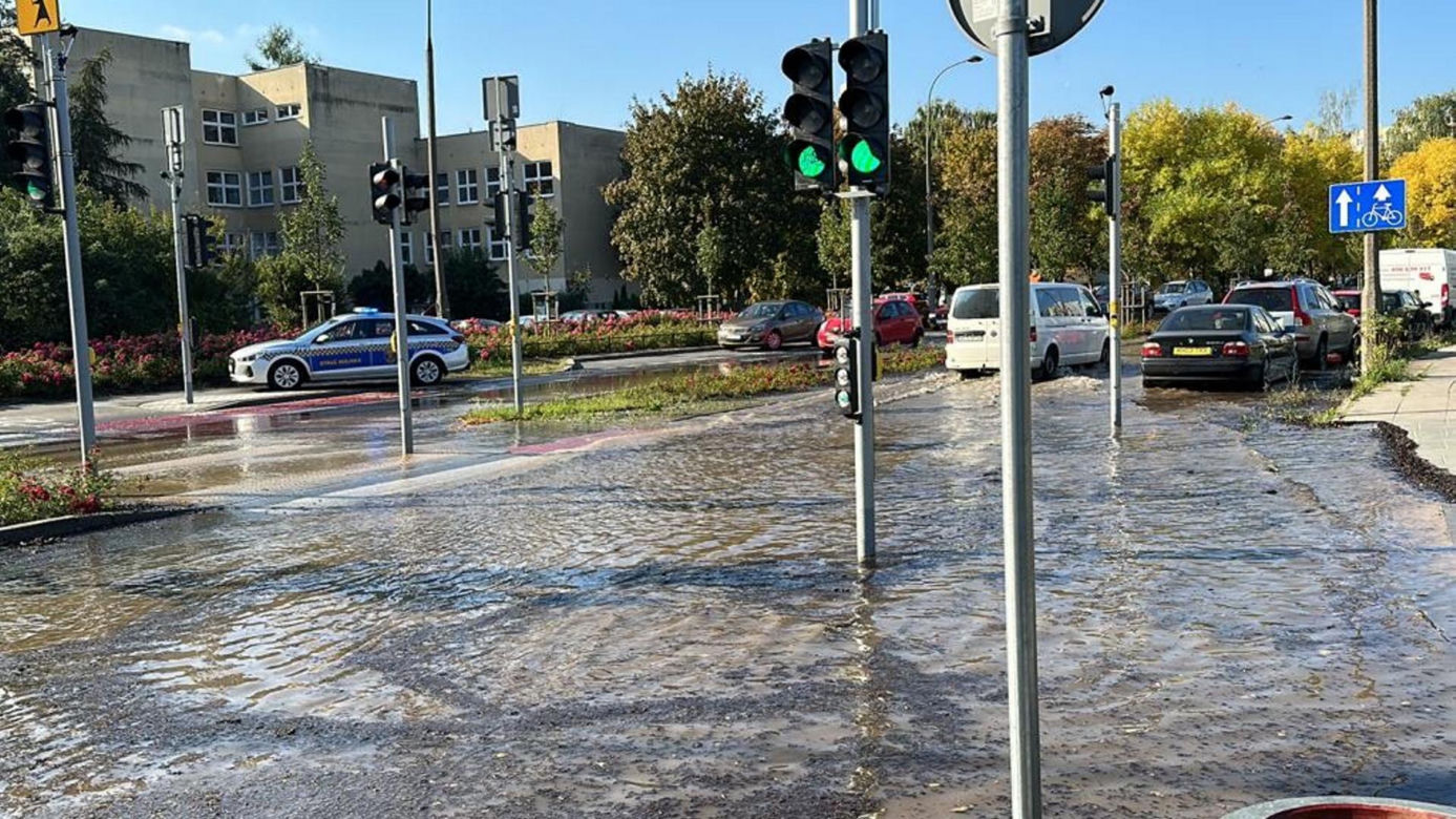 Ulica Abrahama jak rwąca rzeka. Mieszkańcy i pływalnia bez wody