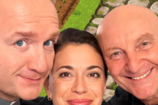 Ranczo 11 sezon. Ksiądz Robert (Bartek Kasprzykowski), Francesca (Anna Iberszer), Stasiek (Arkadiusz Nader)