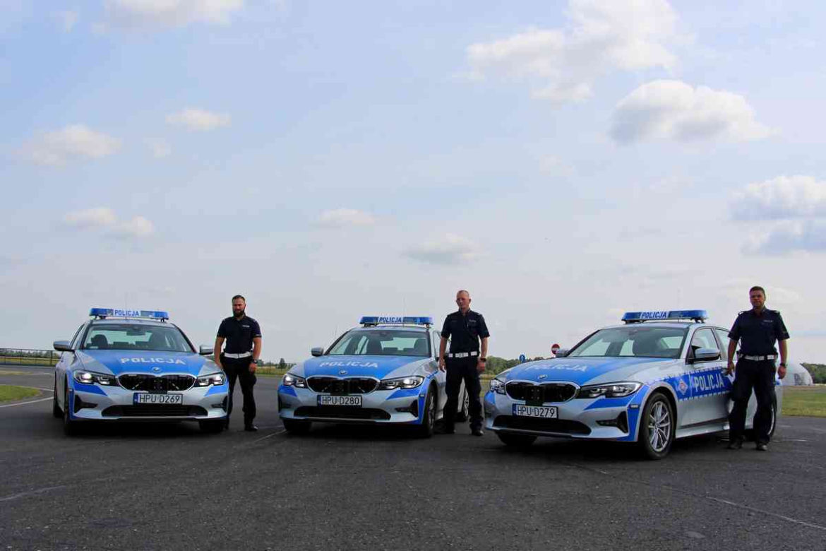 Policjanci przechodzą szkolenia z jazdy oznakowanymi BMW serii 3