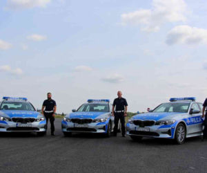 Policjanci przechodzą szkolenia z jazdy oznakowanymi BMW serii 3