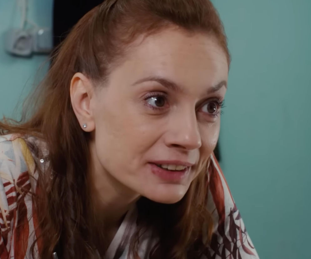 Zbliżenie na twarz Beyzy z serialu Panna młoda z szeroko otwartymi oczami. O jej panice w 176. odcinku przeczytasz na Eska.