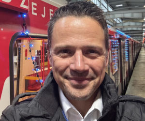 Prezydent Warszawy na tle świątecznego metra