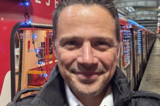 Prezydent Warszawy na tle świątecznego metra