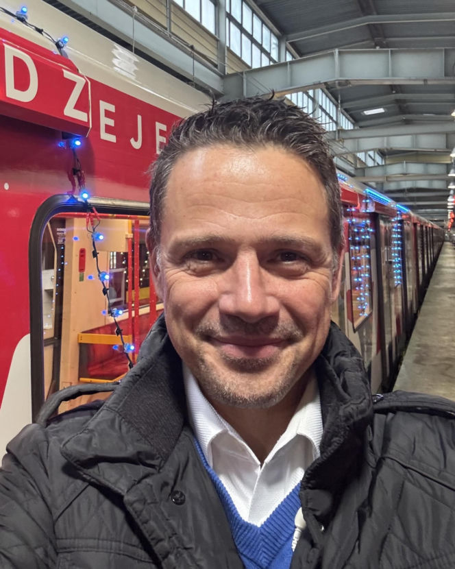 Prezydent Warszawy na tle świątecznego metra